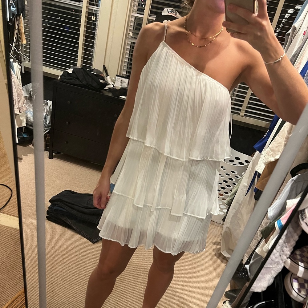 Lulus white one strapped dress. Never been worn. Size medium